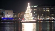 Die Beleuchtete Tanne auf der Hamburger Binnenalster. © NDR Foto: Screenshot