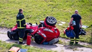 Einsatzkräfte stehen im Stadtteil Altengamme nach einem Verkehrsunfall an einem Trike. © picture alliance/dpa Foto: Daniel Bockwoldt