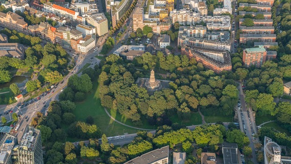 Der Alte Elbpark in Hamburg mit dem Bismarck-Denkmal aus der Vogelperspektive © picture alliance / Westend61 | Patrice von Collani Foto: picture alliance / Westend61 | Patrice von Collani