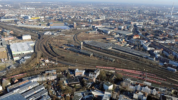 Luftbild des Areals, auf dem das Projekt Neue Mitte Altona in Hamburg verwirklicht werden soll.  Foto: http://www.luftbilder.de/, M. Friedel / FHH