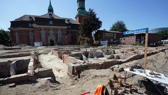 Blick auf ein Grabungsareal rund um die Hauptkirche St. Trinitatis in Hamburg-Altona. © picture alliance / dpa Foto: Marcus Brandt