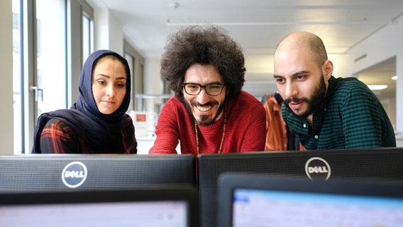 Das Redaktionsteam von Amal, Hamburg!: Omid Rezaee aus Iran, Nilab Langar aus Afghanistan und Ahmad Alrifaee aus Syrien (v.l.n.r.) © Körber-Stiftung/Jann Wilken Foto: Jann Wilken