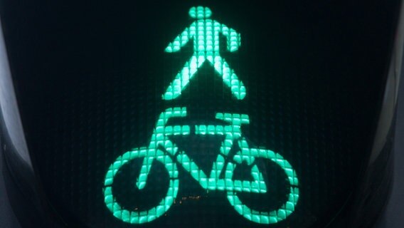 Eine Fußgänger- und Fahrradampel zeigt grünes Licht. © dpa Foto: Stefan Sauer