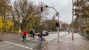 Eine Ampel am Kaiser-Friedrich-Ufer in Eimsbüttel, bei der Fußgänger und Fahrradfahrer standardmäßig Grün haben. © NDR Foto: Karsten Sekund