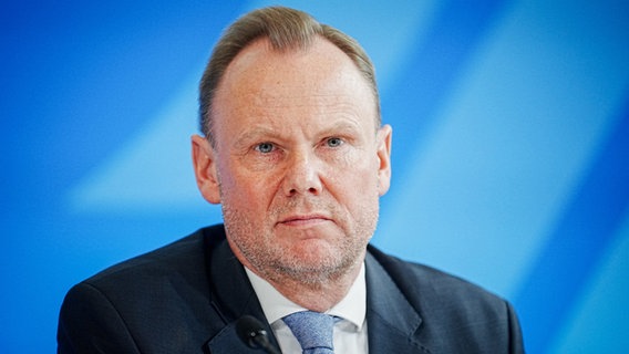 Andy Grote (SPD), Innensenator von Hamburg, bei einer Pressekonferenz in Berlin. © picture alliance/dpa Foto: Kay Nietfeld