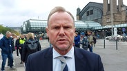 Innensenator Andy Grote (SPD) steht vor dem Hamburger Hauptbahnhof. © NDR Screenshot Foto: NDR