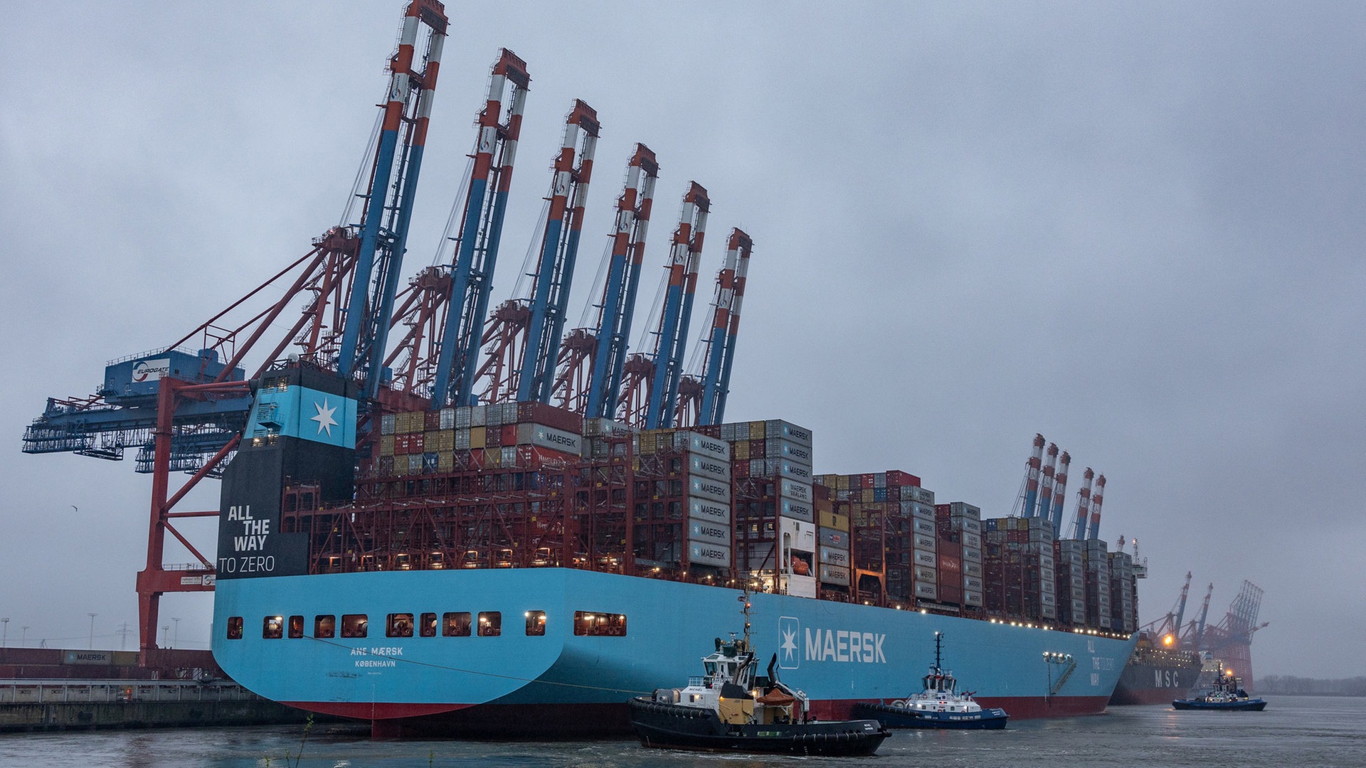Methanol-betriebener Frachter „Ane Maersk“ erstmals in Hamburg