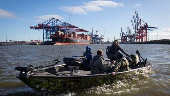 Eine Angeltour im Hamburger Hafen. © picture alliance / dpa Foto: Christian Charisius