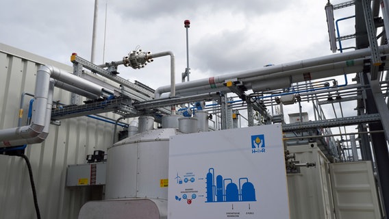 Blick auf die neue Power-to-Liquid-Demonstrationsanlage auf dem Gelände der Raffinerie H&R Ölwerke Schindler GmbH im Hamburger Hafen. © picture alliance / dpa Foto: Marcus Brandt