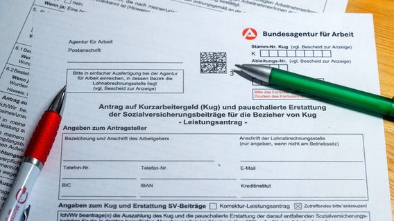 Zwei Kugelschreiber liegen auf einem Antragsformular für Kurzarbeitergeld. © picture alliance Foto: Jens Büttner