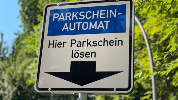Ein Schild "Parkscheinautomat" steht in einem Gebiet mit Bewohnerparken in Hamburg © NDR Foto: Alexander Heinz