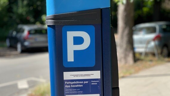 Ein Parkscheinautomat steht in einem Gebiet mit Bewohnerparken in Hamburg © NDR Foto: Alexander Heinz