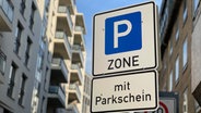 Ein Schild "Parkscheinautomat" steht in einem Gebiet mit Bewohnerparken in Hamburg St. Georg © NDR Foto: Alexander Heinz