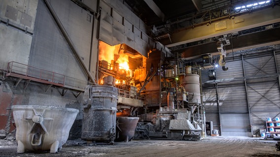 An electric arc furnace on the premises of the ArcelorMittal steel mill in Hamburg.  © picture alliance/dpa Photo: Jonas Walzberg