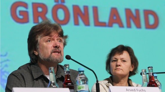 Arved Fuchs spricht neben seiner Frau Brigitte auf dem Extremwetter-Kongress in Hamburg © dpa 