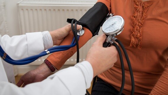 Eine Ärztin misst in einer Arztpraxis in Hamburg den Blutdruck einer Patientin. © picture alliance / dpa-tmn Foto: Christian Klose
