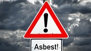 Ein Warnschild über der Aufschrift "Asbest!". © picture alliance | CHROMORANGE Foto: Christian Ohde