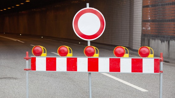 Eine Röhre des Elbtunnels auf der A7 in Hamburg ist gesperrt. © picture alliance/dpa Foto: Bodo Marks