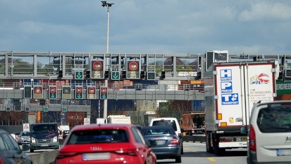 Autos fahren auf der Autobahn A7 in Richtung Norden in den Elbtunnel. © Marcus Brandt/dpa Foto: Marcus Brandt