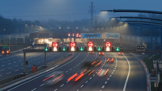 Autos fahren bei auf der Autobahn 7 in Hamburg. © picture alliance / dpa Foto: Georg Wendt
