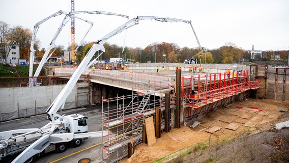 Beton wird auf der Autobahn A7 auf ein Bauteil für den neuen Autobahntunnel in Hamburg-Altona gegossen. © picture alliance / dpa Foto: Daniel Bockwoldt