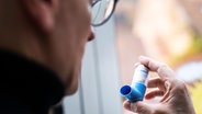 Ein Asthmatiker hält einen Asthmaspray in der Hand © picture alliance/dpa | Philipp von Ditfurth 