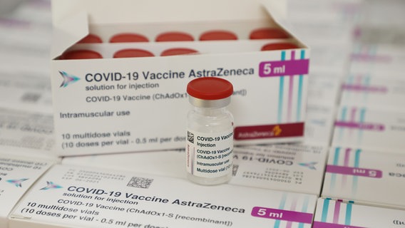 Eine Flasche des Impfstoffes von AstraZeneca steht vor einer Verpackung. © picture alliance/dpa/dpa-Zentralbild | Bodo Schackow Foto: Bodo Schackow