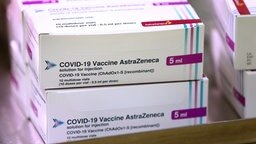 Mehrere Verpackungen des Impfstoffes von AstraZeneca. © picture alliance/dpa/PA Wire | Gareth Fuller Foto: Gareth Fuller