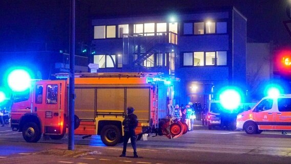 Rettungswagen, Sanitäter und Polizisten stehen nach einem Attentat in Hamburg-Alsterdorf vor einem Gebäude der Zeugen Jehovas © picture alliance 