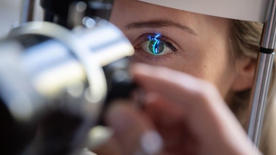 Ein Arzt untersucht das Auge einer Patientin © dpa Foto: Marijan Murat