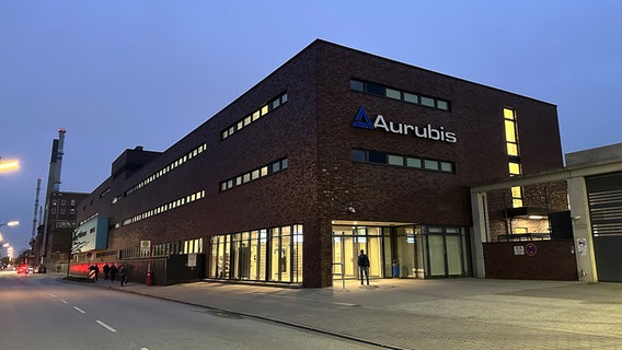 Ein Gebäude des Kupferproduzenten Aurubis trägt den Firmenschriftzug. © picture alliance/dpa Foto: Steven Hutchings