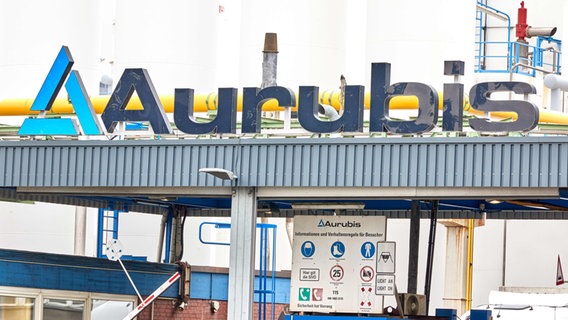 Blick auf den Schriftzug "Aurubis" über dem Eingangstor von Aurubis in Hamburg. © picture alliance / dpa Foto: Georg Wendt