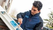 Ein Flüchtling aus Syrien, schraubt während seiner Ausbildung in Hamburg an einer Schalterleiste. © picture alliance / dpa Foto: Daniel Bockwoldt