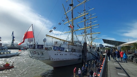 Die "Dar Mlodziezy" liegt anlässlich zum 833. Hafengeburtstag im Hamburger Hafen. © NDR 