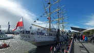 Die "Dar Mlodziezy" liegt anlässlich zum 833. Hafengeburtstag im Hamburger Hafen. © NDR 