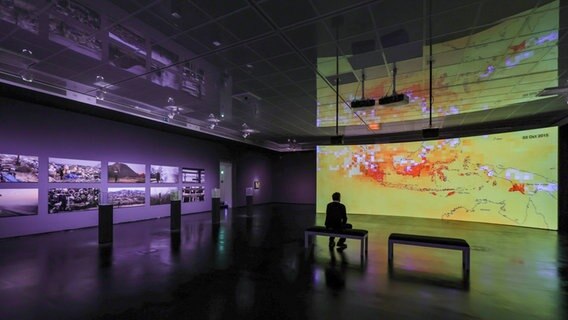 Ein Besucher der Ausstellung «Atmen» in der Kunsthalle Hamburg betrachtet eine Videoinstallation. © picture alliance/dpa | Ulrich Perrey Foto: Ulrich Perrey