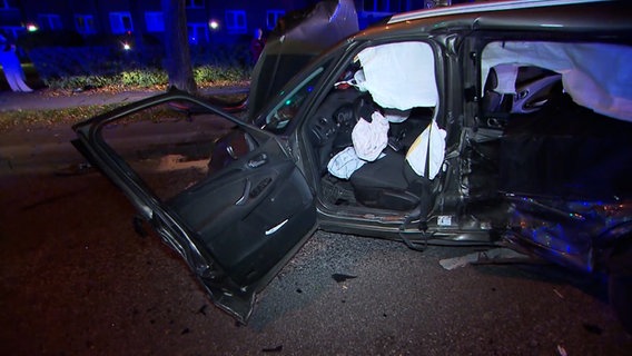Ein Auto mit Totalschaden nach einem Verkehrsunfall in Hamburg-Billstedt. © TV Newskontor 