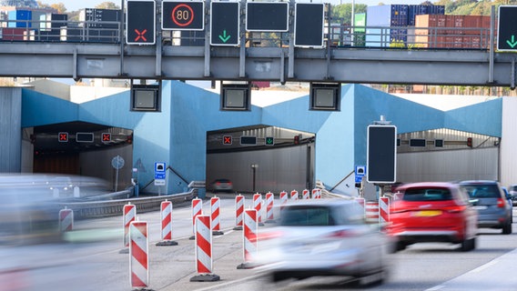 Fahrzeuge fahren auf der A7 in das Südportal des Elbtunnels in Hamburg © picture alliance / dpa 