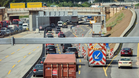 Autos und Lkw fahren über die A7 zwischen den Anschlussstellen Hamburg-Othmarschen und -Bahrenfeld in Richtung Norden. Der rechte Fahrstreifen in der Baustelle ist wegen starken Regenfalls am Wochenende unterspült worden und dabei abgesackt. © picture allaince / dpa Foto: Gregor Fischer