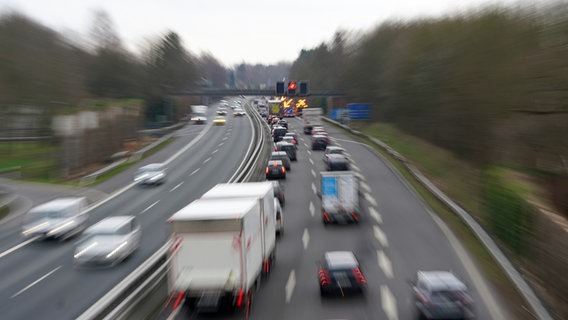 Verkehr aus der A23 bei Hamburg. © picture alliance/dpa Foto: Marcus Brandt