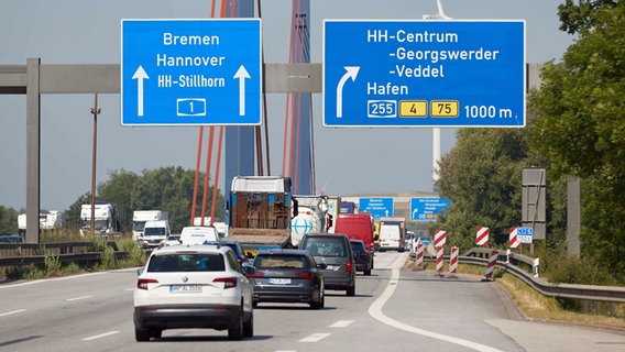 Blick auf die Autobahnschilder auf der A1 vor dem Autobahndreieck Norderelbe. © picture alliance / dpa Foto: Georg Wendt