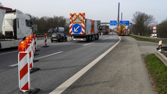 Sanierungsarbeiten auf der Norderelbbrücke sorgen für Verkehrsbehinderungen auf der Autobahn 1 in Hamburg © picture alliance / ABB 