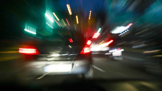 Ein Auto fährt mit höher Geschwindigkeit auf einer Straße. © picture alliance/Rolf Kremming Foto: Rolf Kremming
