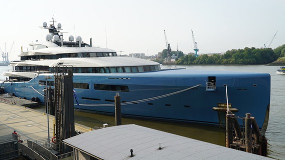 Die Luxusjacht "Aviva" des britischen Milliardärs Joe Lewis hat an der Überseebrücke im Hamburger Hafen angelegt. © picture alliance / rtn - radio tele nord Foto: rtn, frank bründel