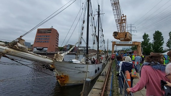 Das Frachtschiff "Avontuur" legt im Hamburger Hafen an. © NDR 
