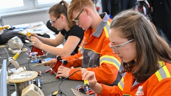 Auszubildende lernen im Elektrobereich des Stahlproduzenten ArcelorMittal. © picture alliance/dpa Foto: Patrick Pleul