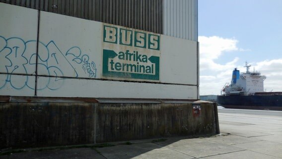 Ein altes Firmenschild erinnert an den "Buss Afrika Terminal" auf dem Baakenhöft in Hamburg © NDR.de Foto: Marc-Oliver Rehrmann