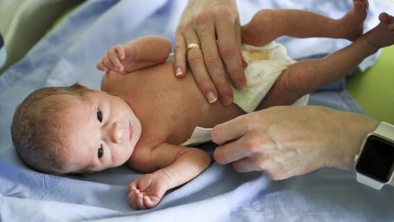 Ein neugeborenes Baby wird gewickelt. (Symbolbild) © picture alliance/dpa/TASS | Gavriil Grigorov Foto: Gavriil Grigorov