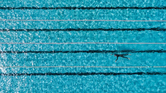 Ein Badegast schwimmt im Freibad im 50-Meter-Becken. © dpa-Bildfunk Foto: Axel Heimken