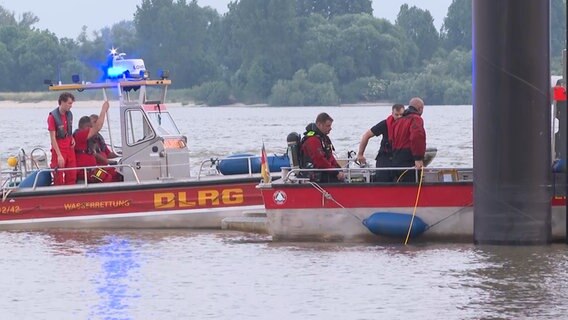 DLRG, Polizei und Feuerwehr suchen nach einem vermissten Jungen. © TV Newskontor Foto: Screenshot